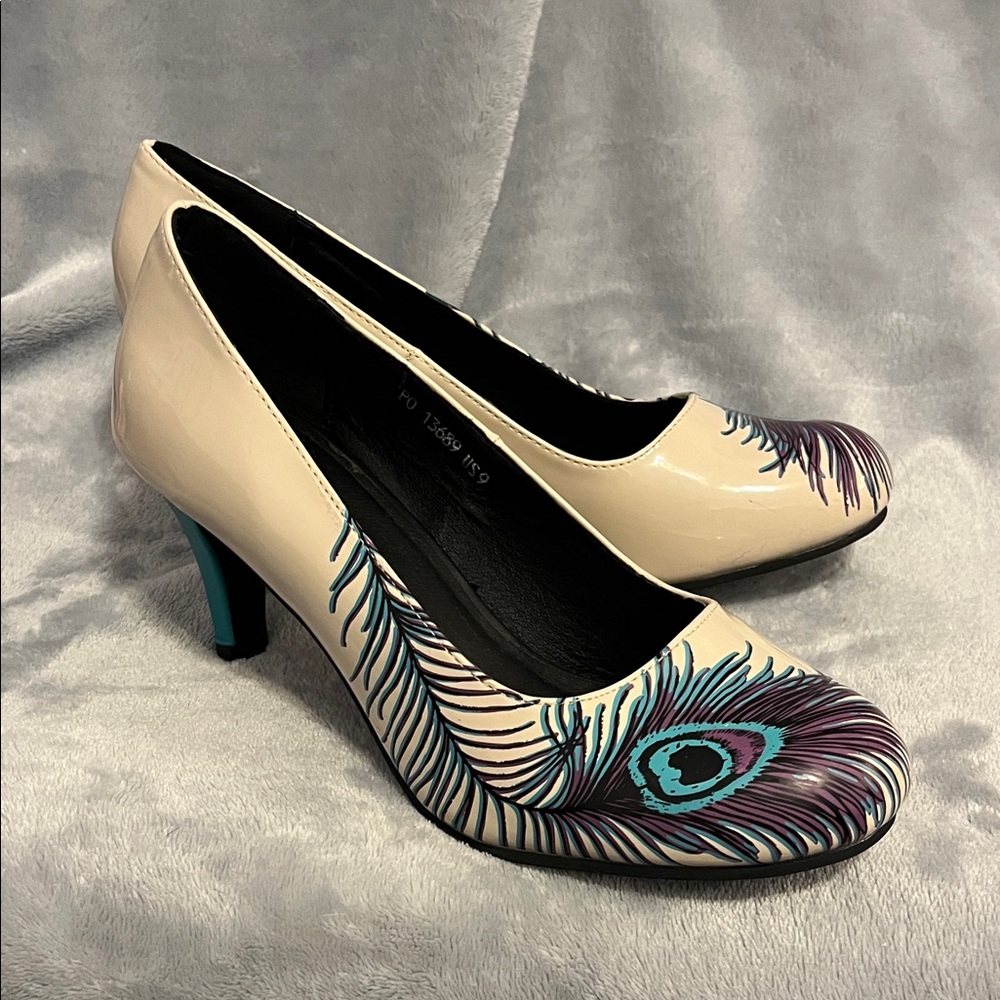 TUK Chic Cream and Teal Feather Design Heels